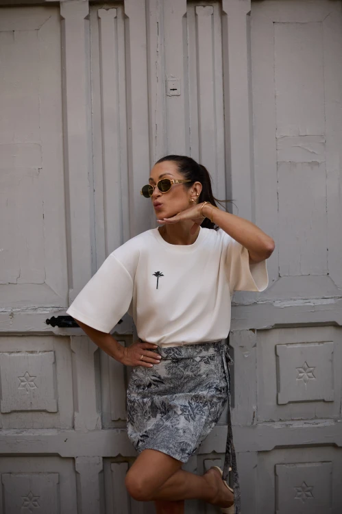 pudełkowy t-shirt, off-white, ecru, kremowy, krótki szeroki rękaw, bawełna, piękny autorski nadruk palm