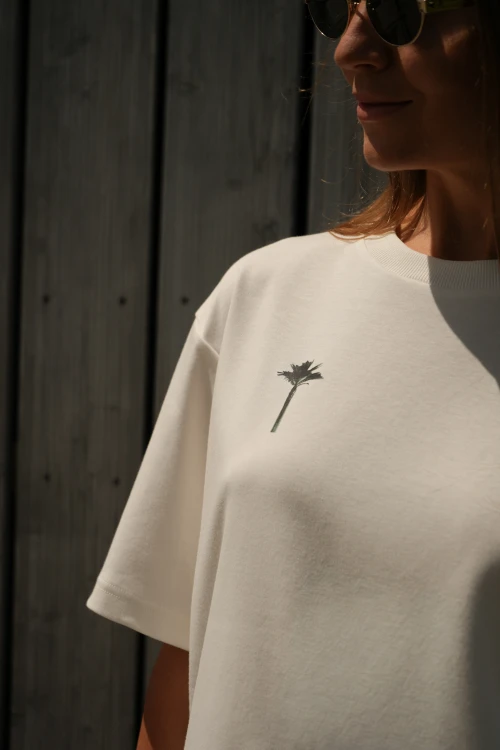 pudełkowy t-shirt, off-white, ecru, kremowy, krótki szeroki rękaw, bawełna, piękny autorski nadruk palm