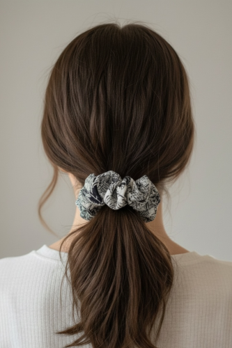 gumka scrunchie z bawełny, ecru i granat, print  w palmy