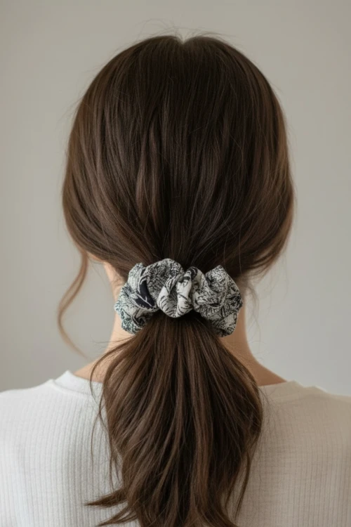 gumka scrunchie z bawełny, ecru i granat, print  w palmy